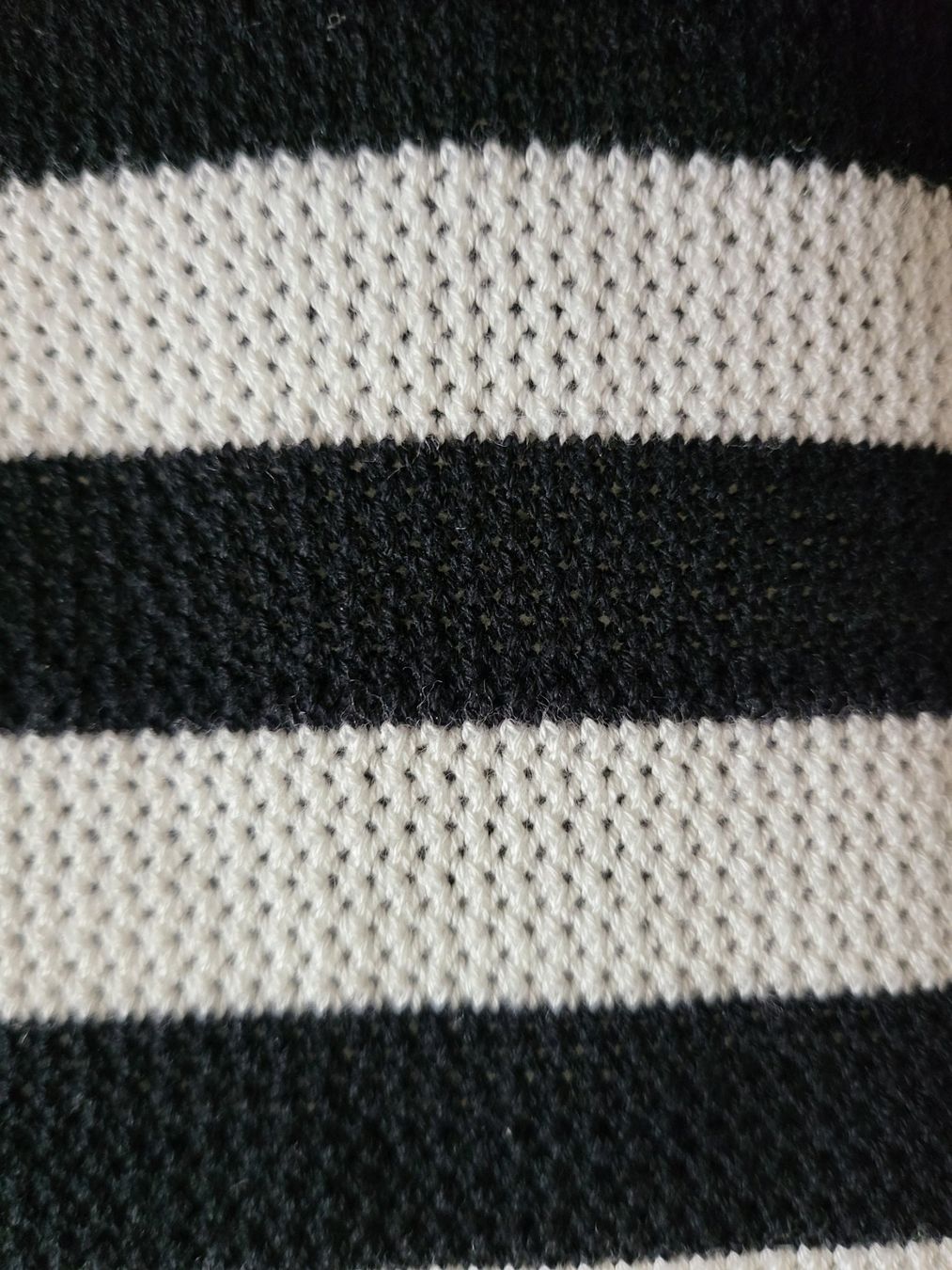 Maglioni & Felpe: Leichte schwarz-weisser Pulli mit Knopfdetails – Nuovo (secondo la descrizione) da Basel venduto da sci_67ms 7