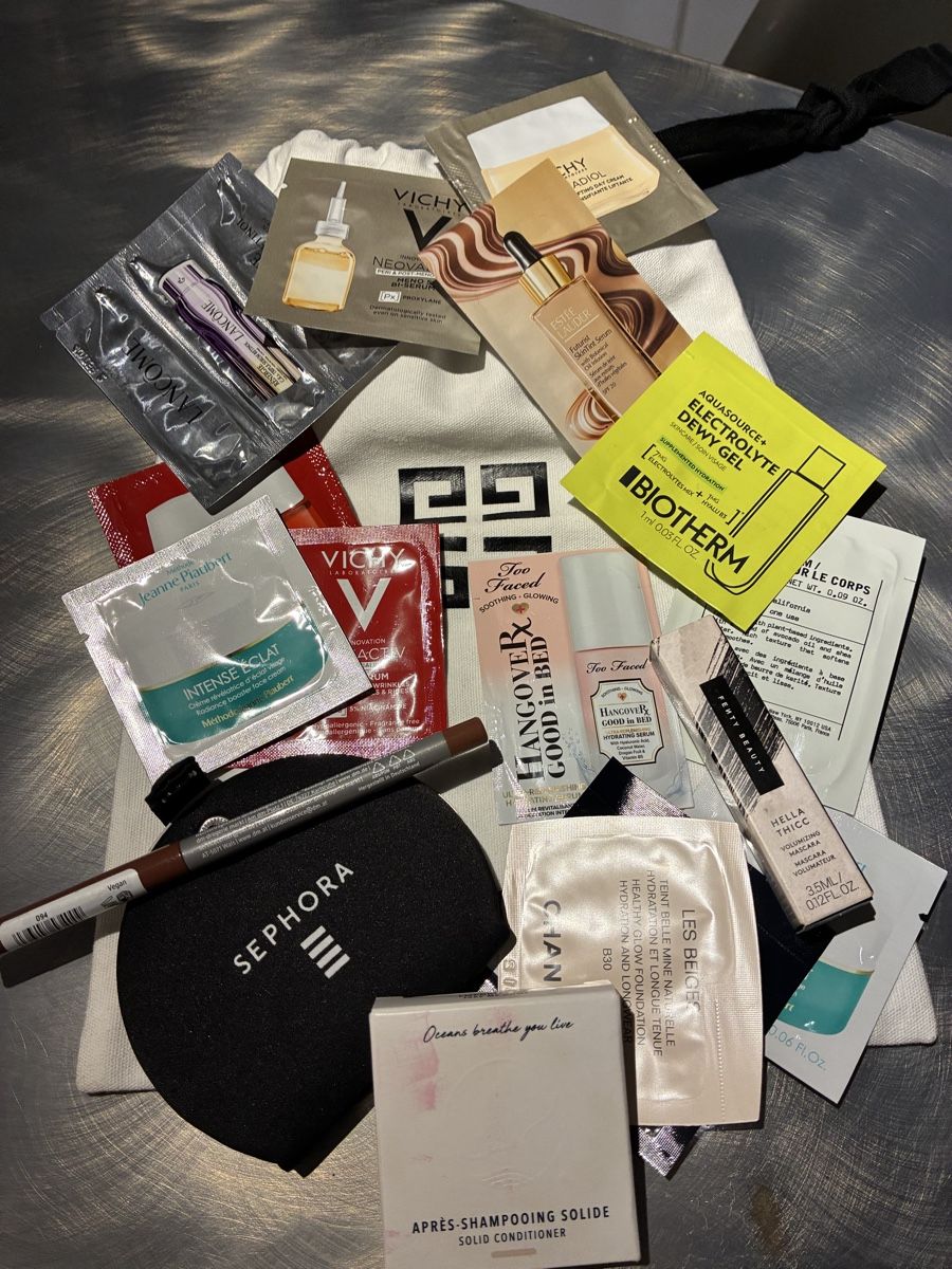 Soins du visage: Hübsche Stofftasche Givenchy gefüllt mit Proben - neu :-) – Neuf avec emballage d'origine à Niederglatt ZH par karinso