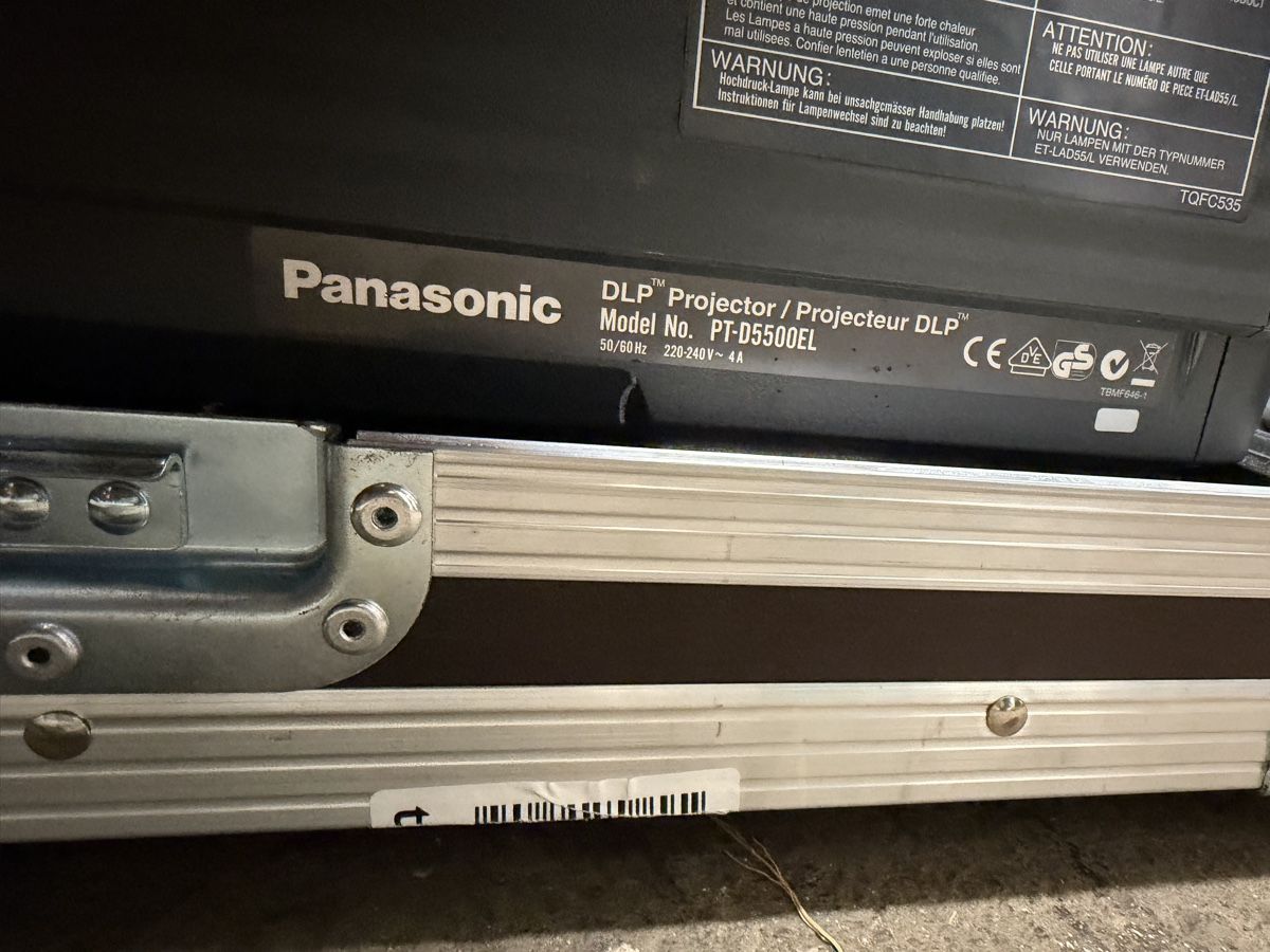 Panasonic Proiettori: Panasonic Projektor PT-D5500EL – Usato da Wiler Lötschen venduto da PADDY-25 2