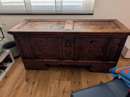 Truhe Holz, antik mit Verzierungen, guter Zustand