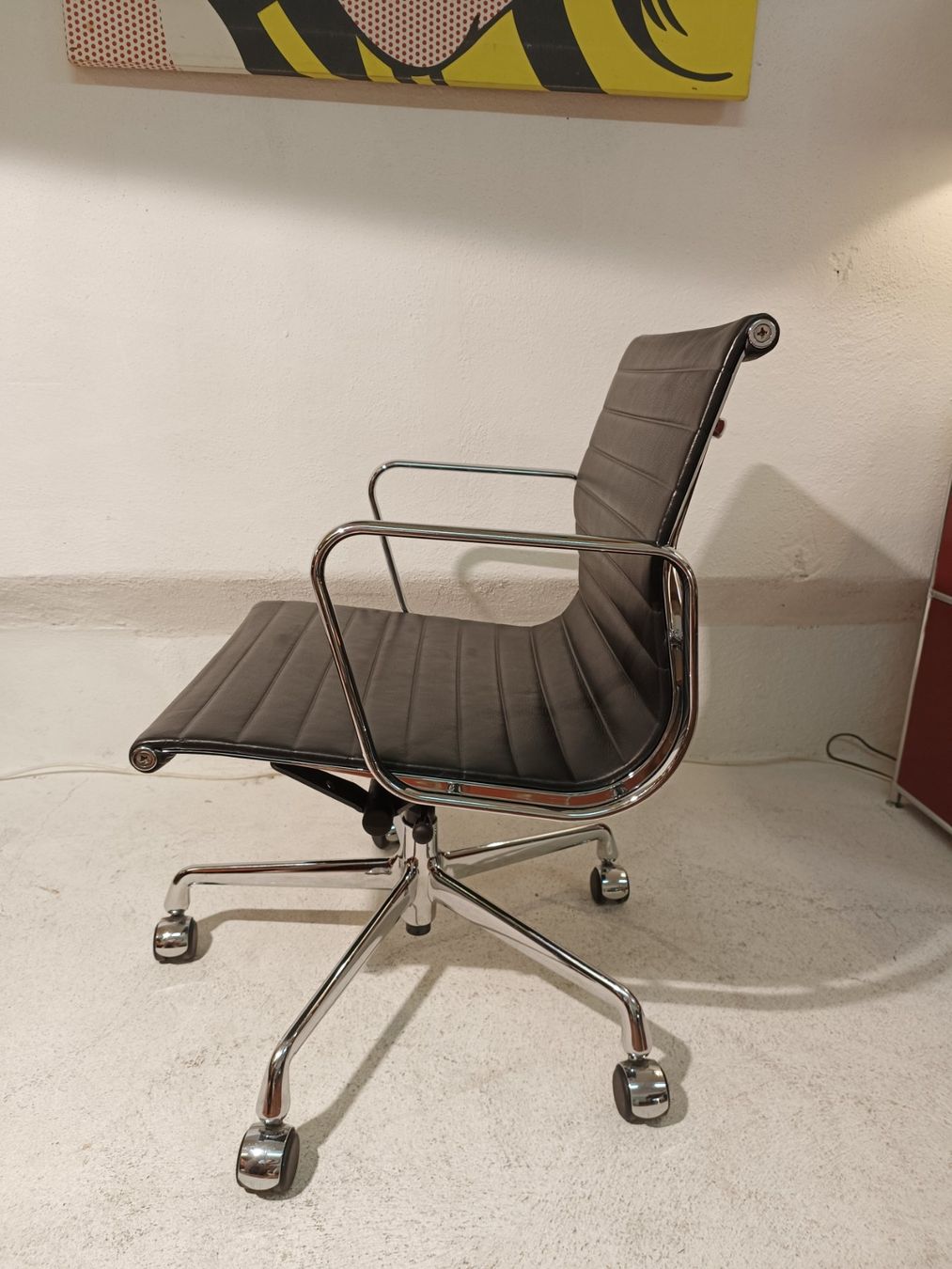 Stühle: Vitra Eames Aluchair EA 117 leder schwarz – Gebraucht aus Winterthur von style-and-design.zrh 3