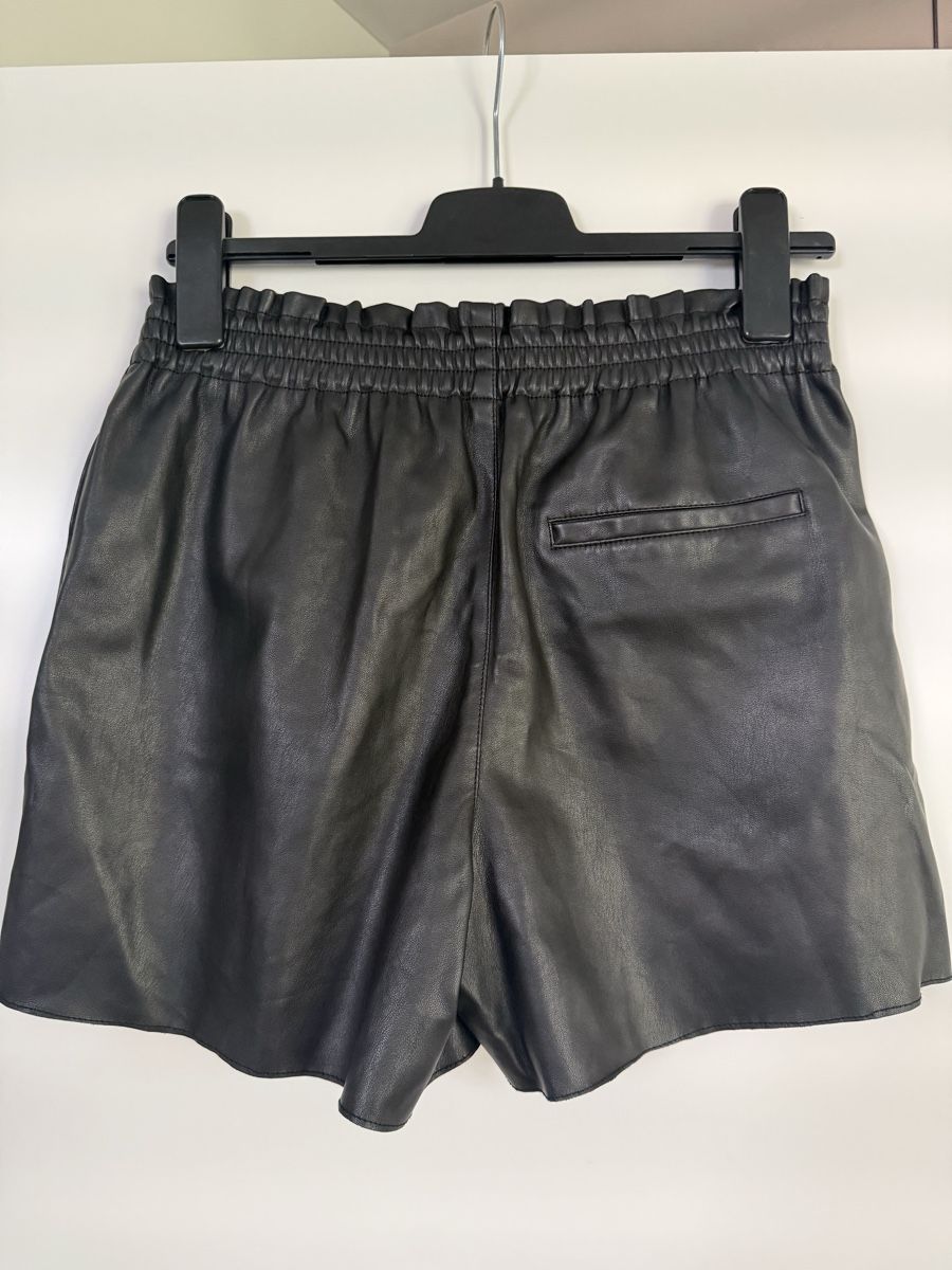 Mango Pantaloni: Damen Shorts Kunstleder – Usato da Fällanden venduto da tom_bd2c 1