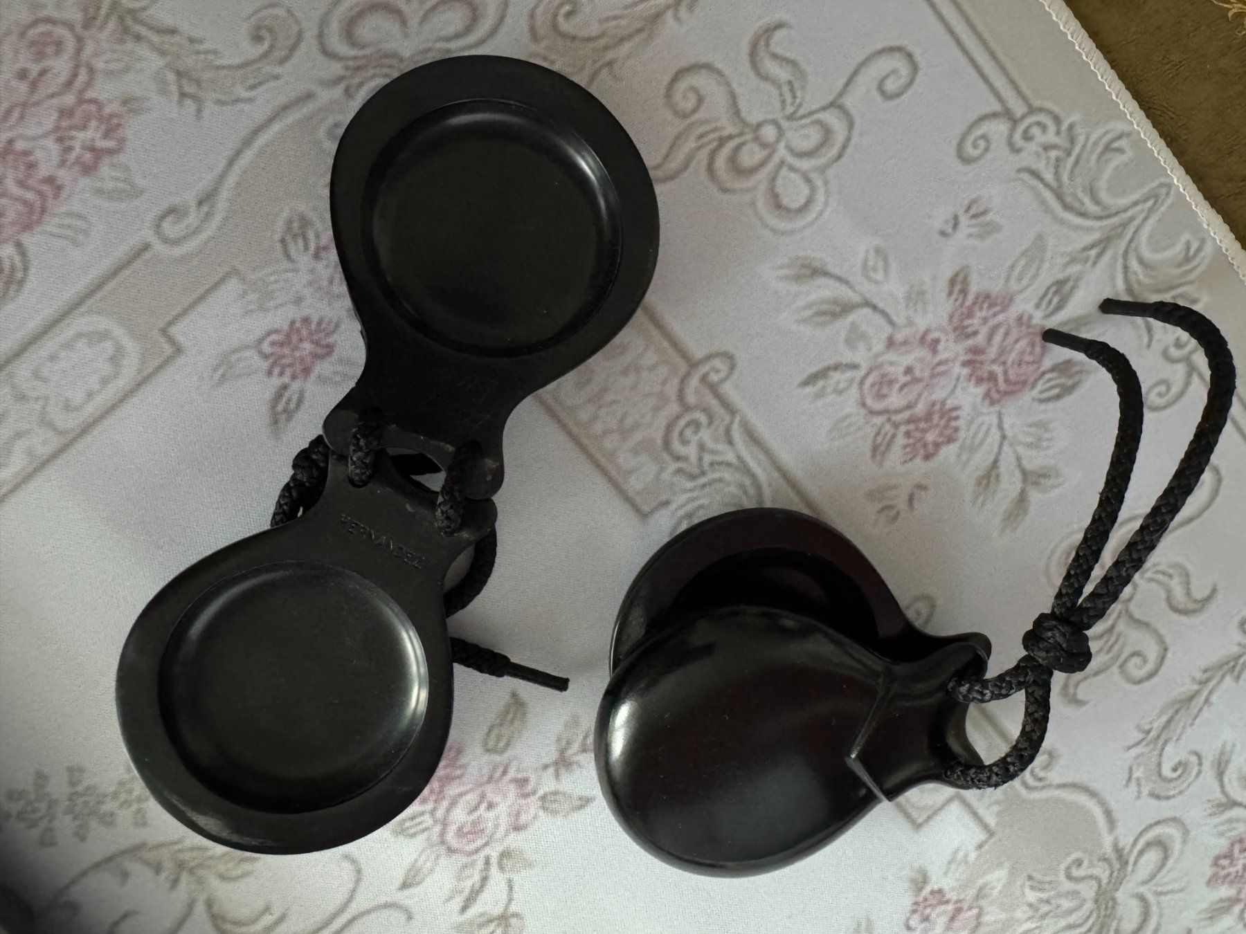 Musikinstrumente: 1 Paar Kastagnetten schwarz – Gebraucht aus Muttenz von einfach-schoen