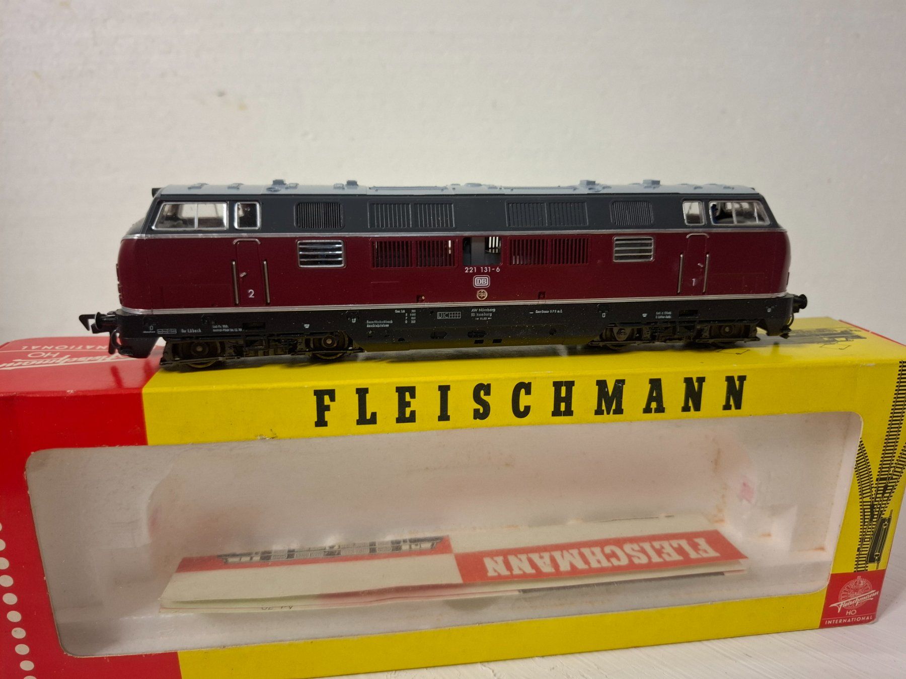 Fleischmann Modellini di ferrovie: Fleischmann H0 1384 DB BR 221 V200.1 rot, OVP – Usato da Dättlikon venduto da _Janis_1