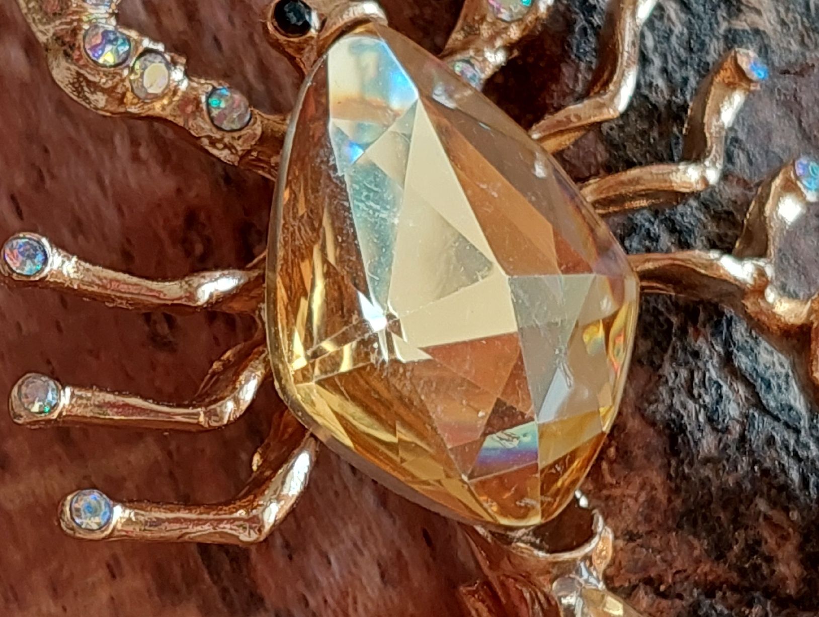 Spille & Fermagli: Goldfarbene Skorpion Brosche mit Schmucksteinen – Nuovo (secondo la descrizione) da Oberwil BL venduto da Hunajakakku 3