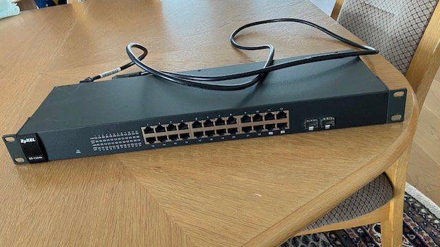 Zyxel Hub & Switch: Zyxel GS-1124A Switch – Usato da Schliern b. Köniz venduto da Rene-B 2