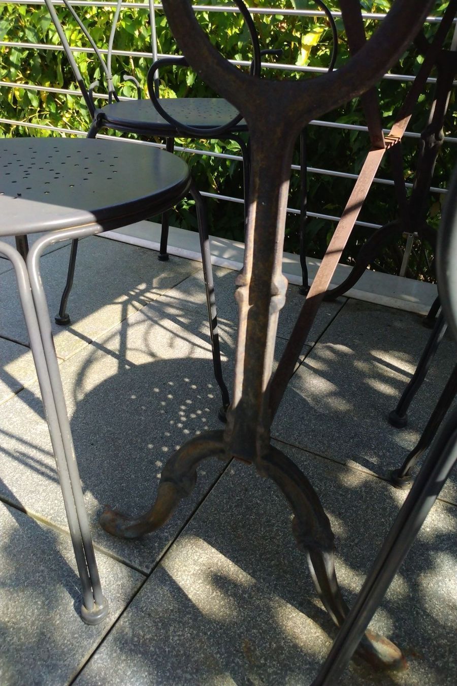 Tables: Bistrotisch aus Marmor mit Stuehlen – D'occasion à Altendorf par Schmalbrust 3