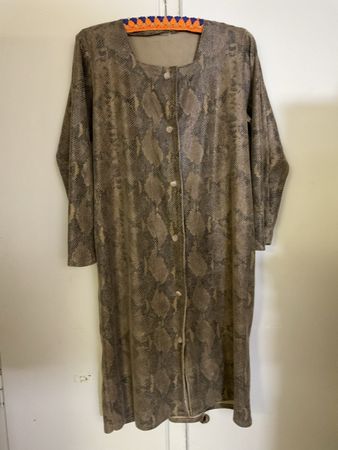 Kleid aus Alcantara, Schlangenlederimitat.