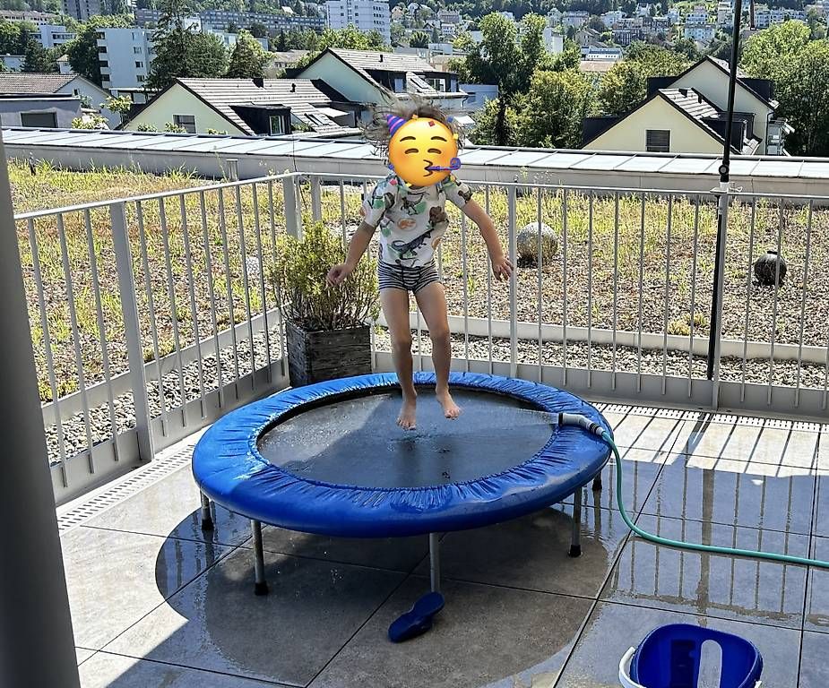 Trampoline: Trampolin blau gebraucht Durchmesser von 140cm – Gebraucht aus Zürich von Schnetz