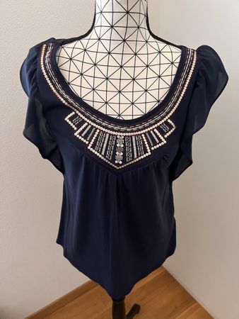 Top bleu marine orné de perles et sequins. 