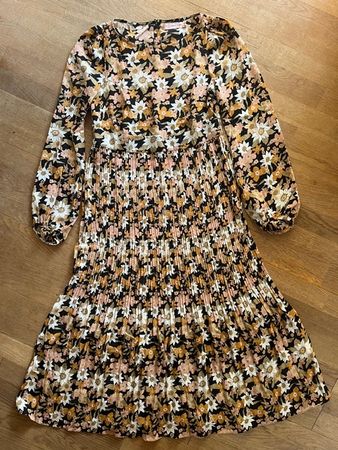 Schönes, verspieltes Sommerkleid mit Blumenmuster und Plisse