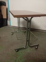 Mid century Beistelltisch mit Ablage für Zeitschriften
