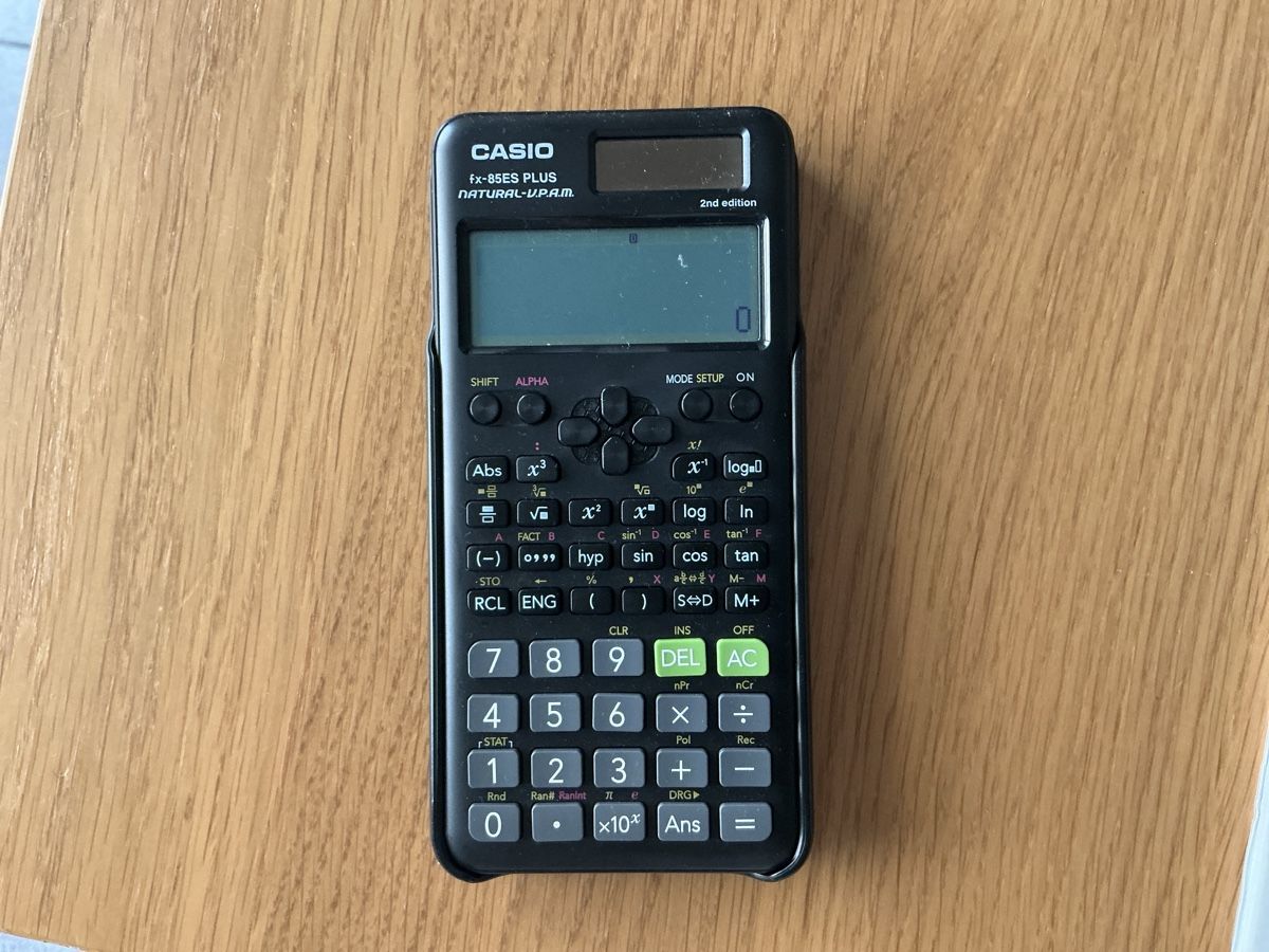 Casio Taschenrechner: Casio fx-85ES PLUS 2nd edition calculator – Gebraucht aus Lausanne von hel_bl6v