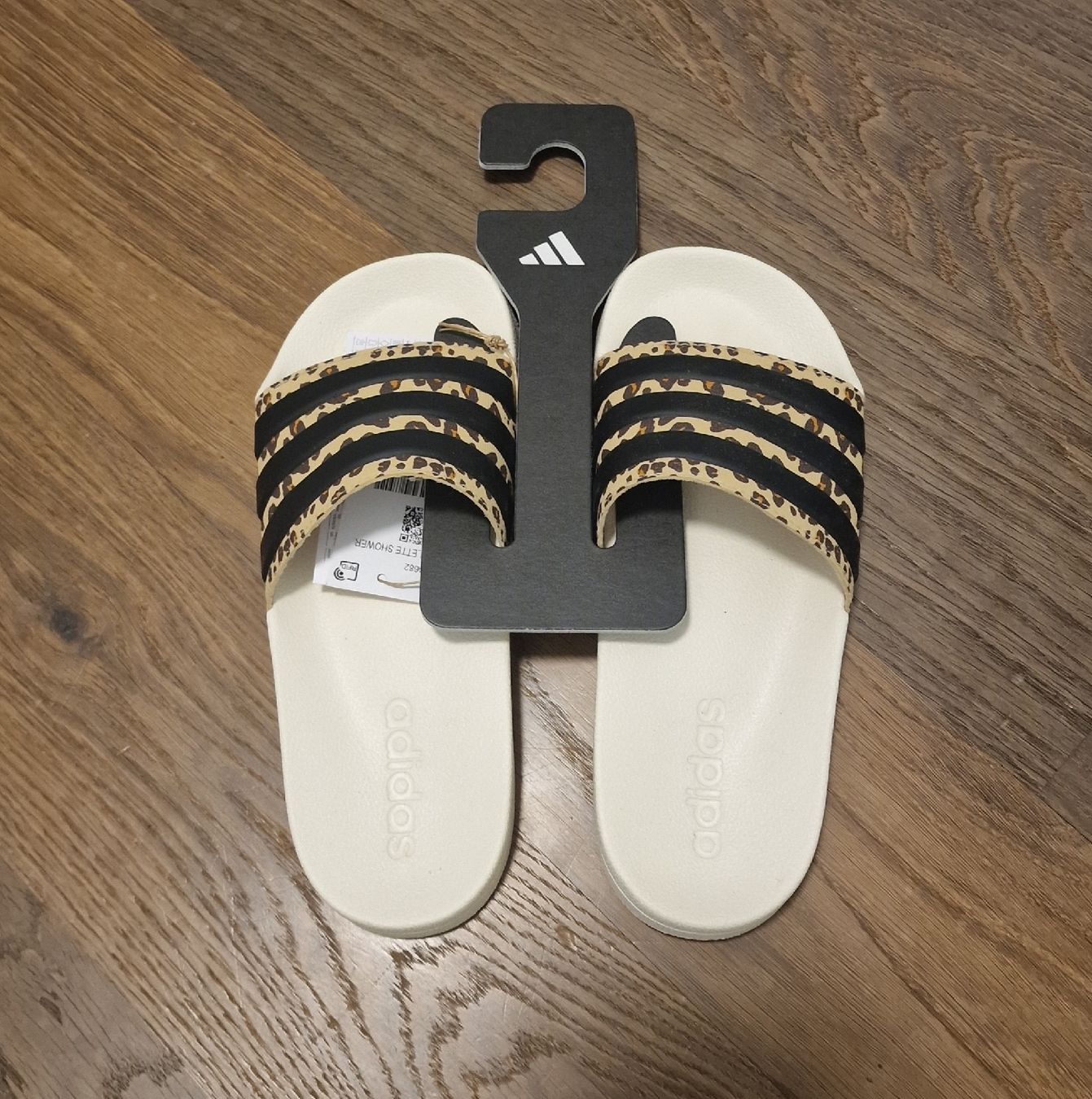 Adidas Chaussures femmes: Neue Adiletten mit Leo-Muster – Neuf avec emballage d'origine à Köniz par nicolegru