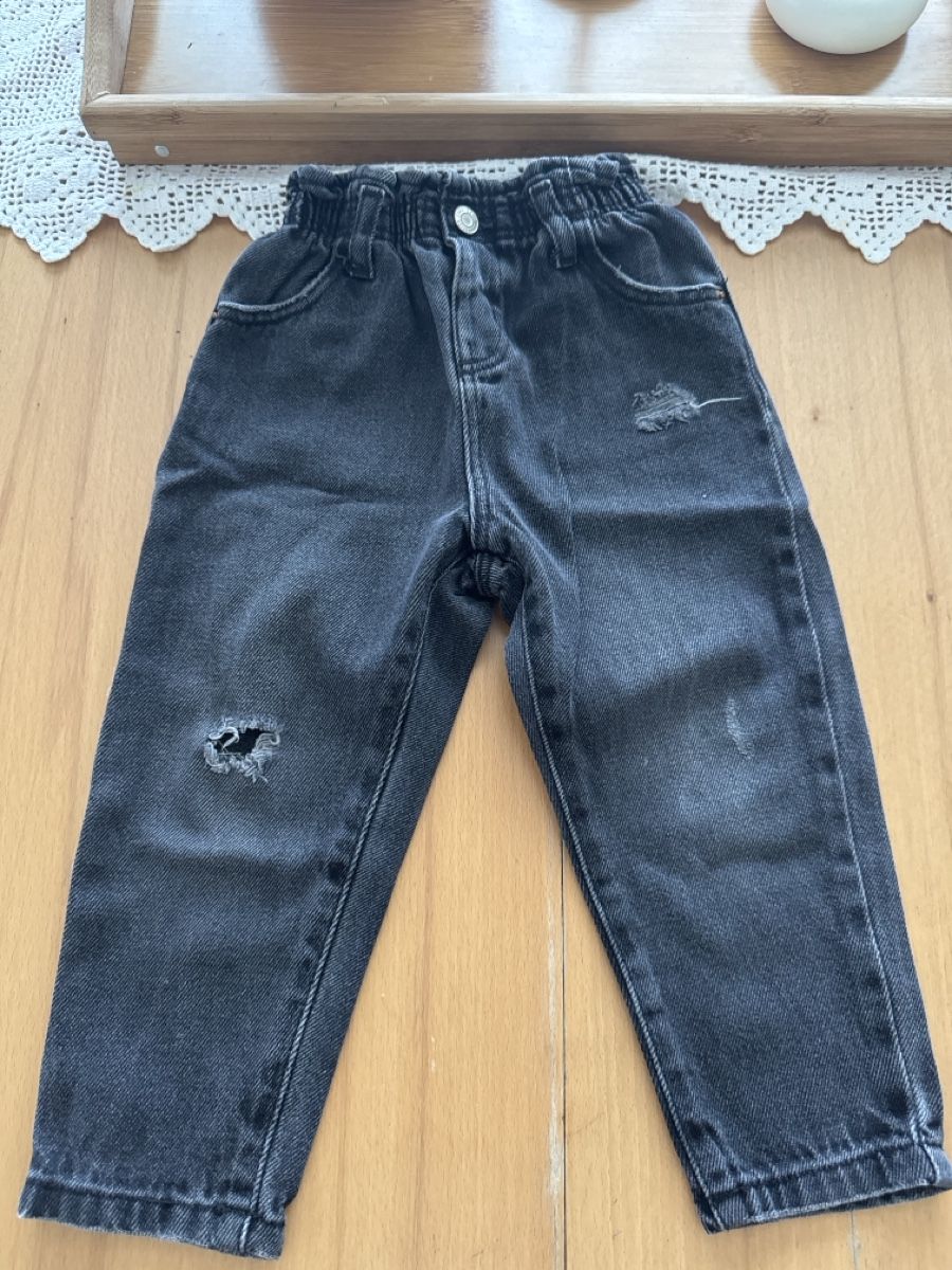 Zara Jeans: Coole Jeans , Grösse 98mit Löchern! – Usato da Marbach SG venduto da olahlaszlo