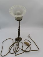 Vintage-Tischlampe mit blumenförmigem Glasschirm