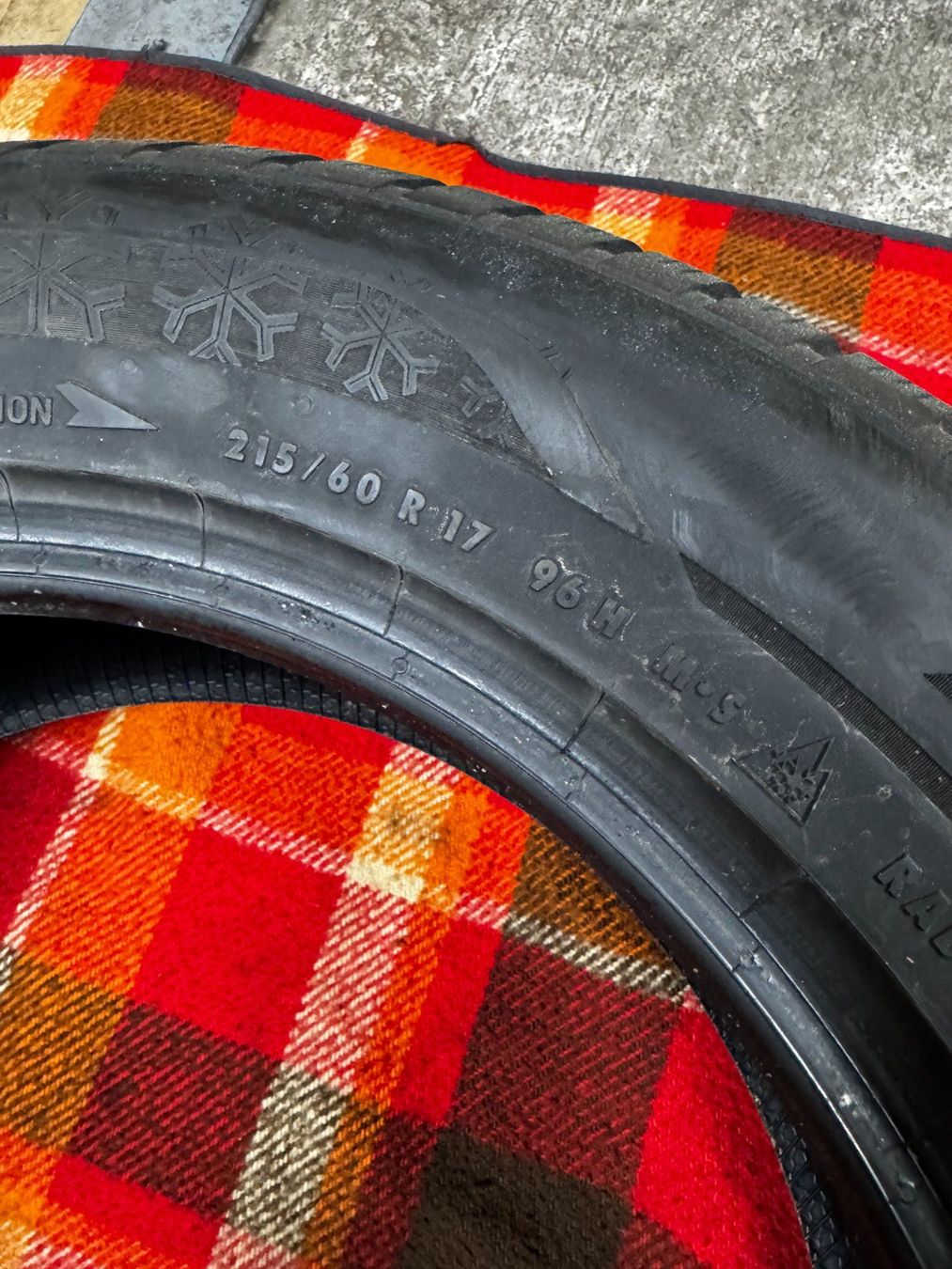 Pneumatici & Ruote complete: 4x Winterpneu 215/60R17 – Usato da Berneck venduto da garagekaufmann 3