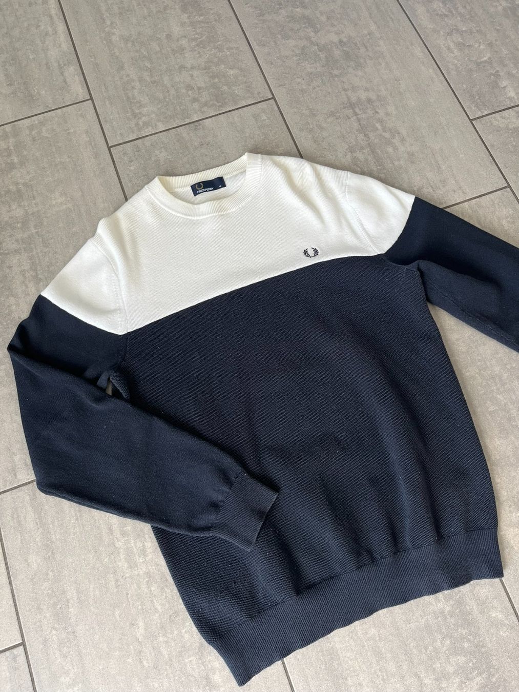 Fred Perry Pulls & Sweat-shirts: FRED PERRY Pullover Blau/Weiss – D'occasion à Otelfingen par Denis_ZH
