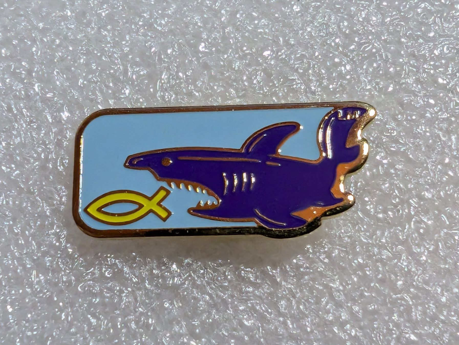 Plaketten & Abzeichen: Ansteckpin 252: Fisch & Hai – Gebraucht aus Oppligen von Pin-Fall-Shop