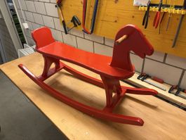 Retro Schaukelpferd aus Holz, rot