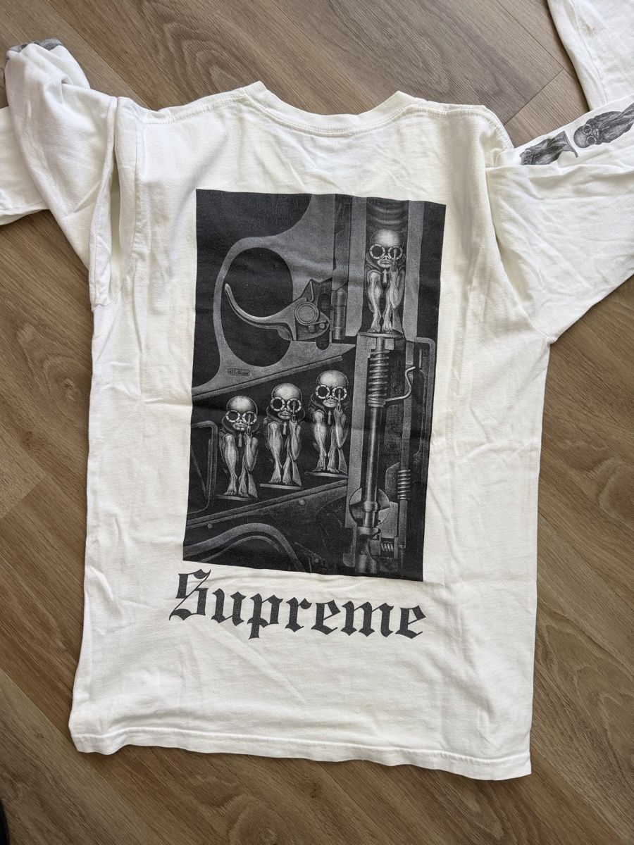 Supreme T-shirt: Supreme H.R. Giger Longsleeve – Usato da Zürich venduto da s.akeret 1
