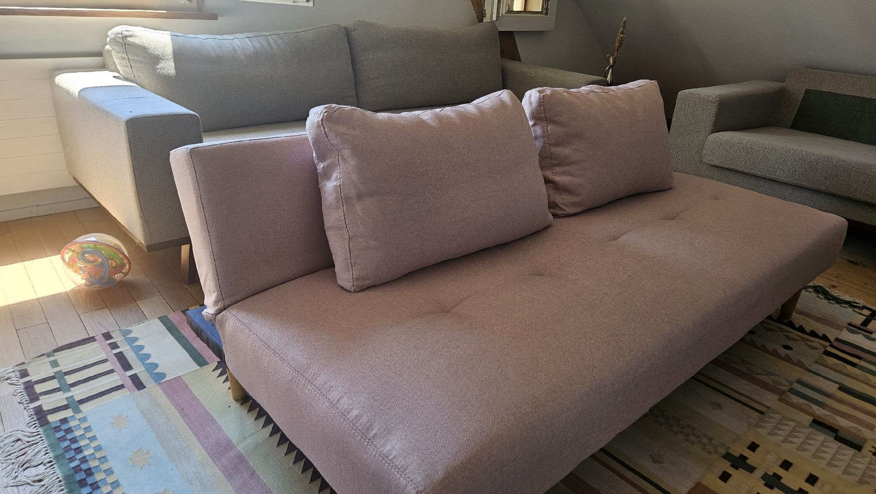Divani: Schlafsofa rosa Stoff gut erhalten 3-Sitzer – Usato da Wädenswil venduto da doobe 1