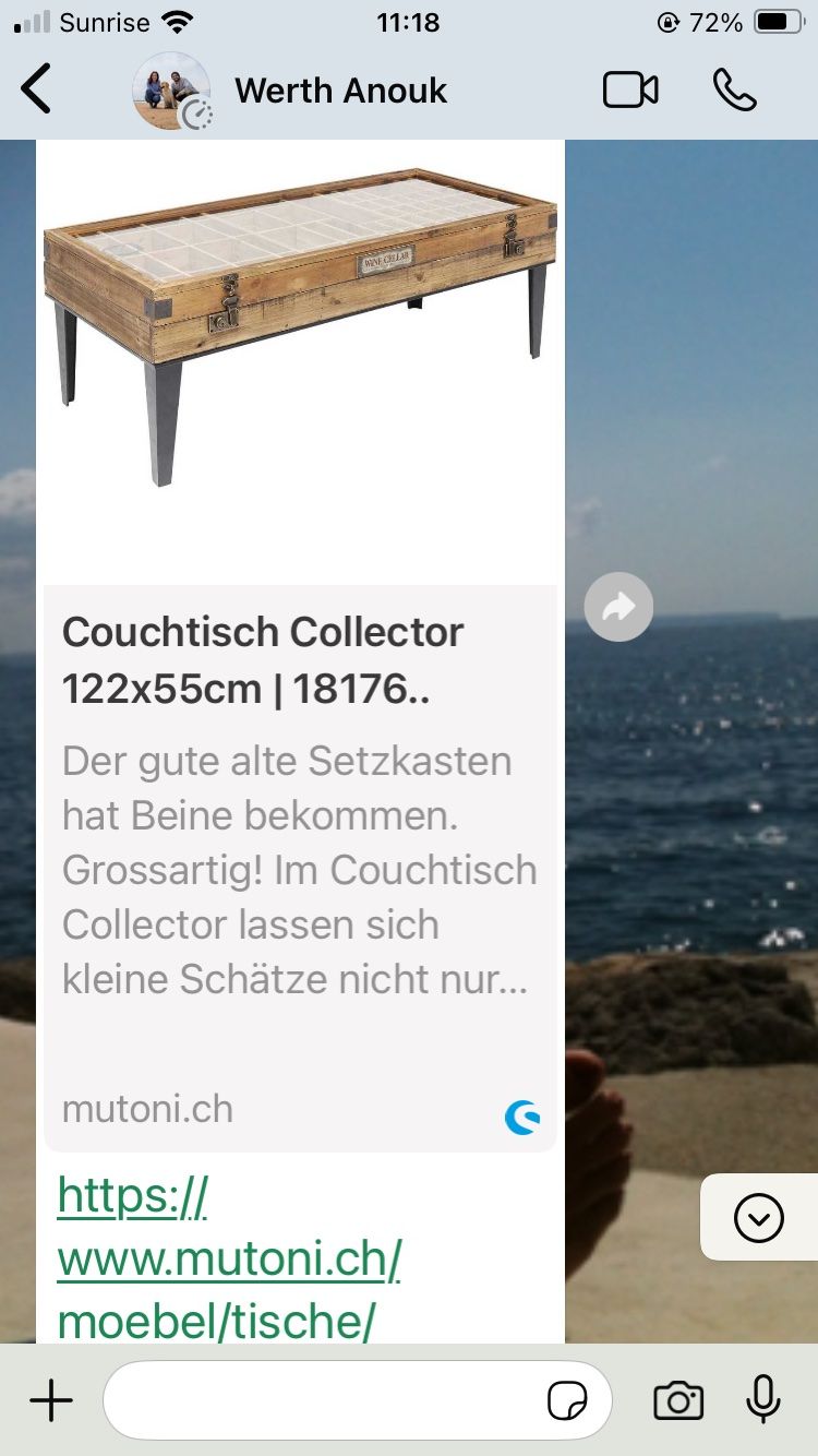 Set di tavolo e panche: Couchtisch / Sammlertisch mit Glasplatte, 122x55cm Top! – Usato da Nussbaumen AG venduto da car_7b54