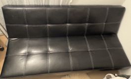 Schlafsofa Kunstleder schwarz mit Naehten gut erhalten