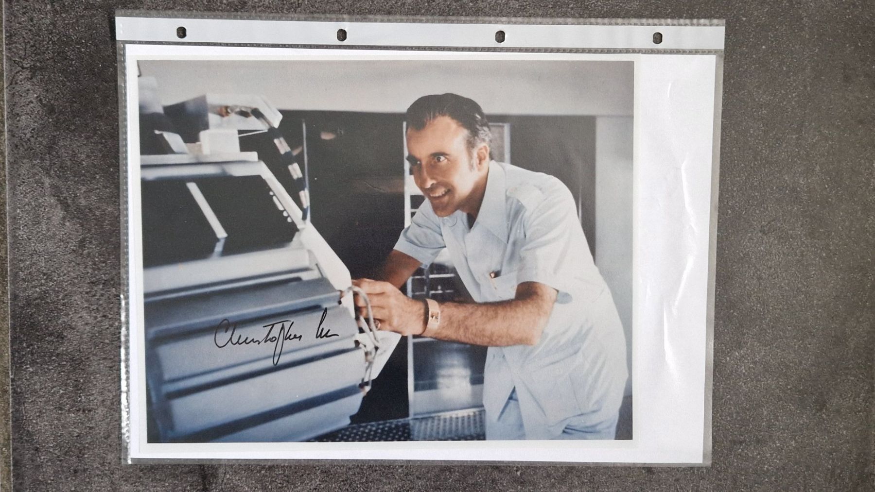 Autografi: Christopher Lee, Original Autogramm auf Grossfoto in Farbe – Usato da Salmsach venduto da Schusoa