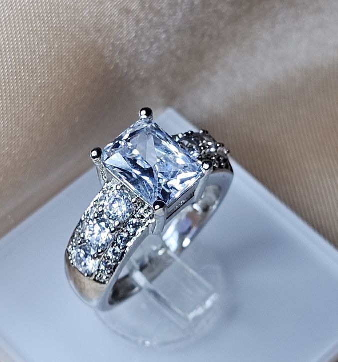Anelli: Stilvoller Ring mit Zirkonia, 925 versilbert, Gr. 7 – Nuovo (secondo la descrizione) da Grenchen venduto da maretop 6