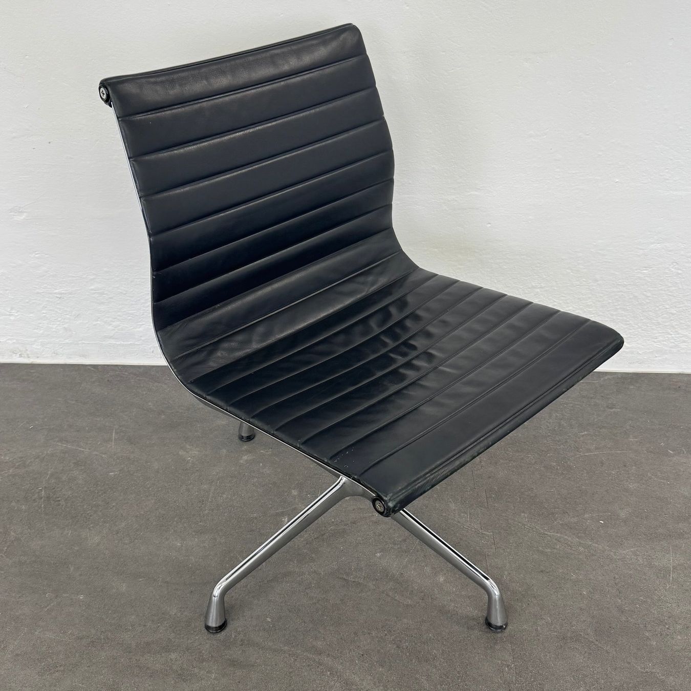 Sedie: Vitra Eames Alu Chair EA106 Leder – Usato da Schönenwerd venduto da mcofficeshop 1