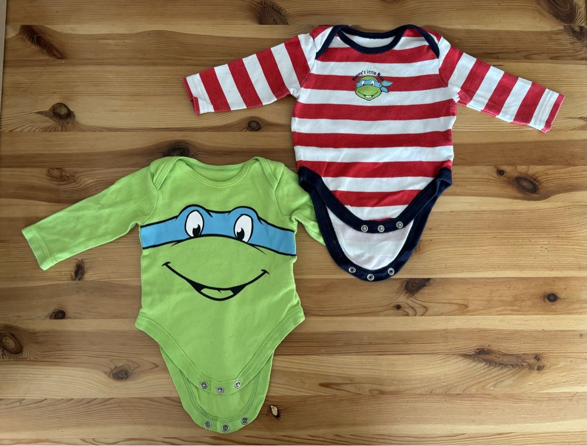 Lotti & Set di vestiti: 2x Langarm-Bodys, mutant ninja turtles, Gr. 62 – Usato da Prêles venduto da 21rena