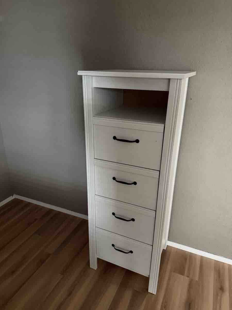 Commodes: Weisse hohe Kommode Shabby chic – D'occasion à Schafisheim par zob_2000