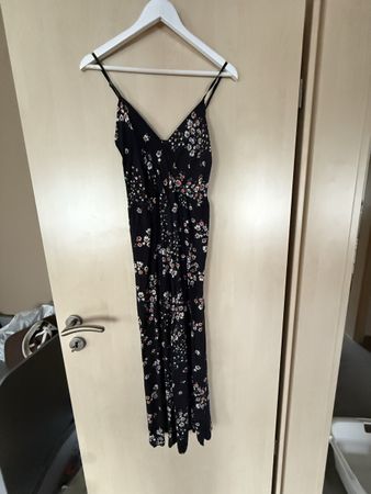 Schwarzer Jumpsuite mit Blumenprint