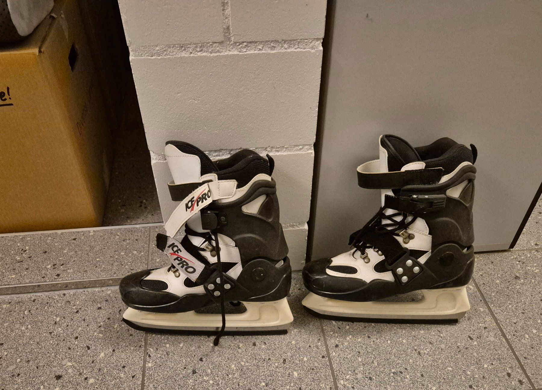 Pattini da ghiaccio: Schlittschuhe Ice Pro, Grösse 37 – Usato da Lohn-Ammannsegg venduto da NikiVibes