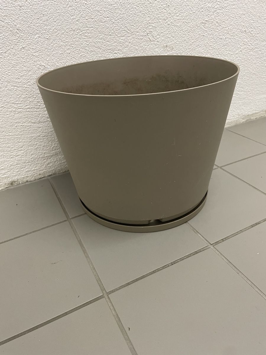 Vasi per fiori: Pot de fleurs Grosfillex – Usato da Fribourg venduto da Obiwan22