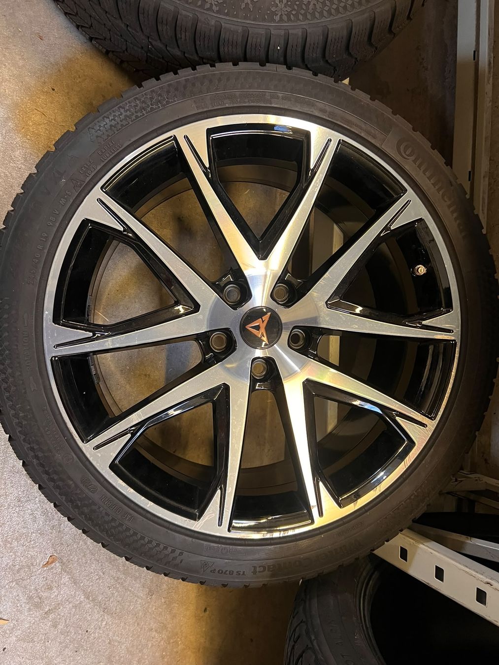Seat Pneumatici & Ruote complete: Cupra Ateca Winterräder 245/40 19 – Usato da Brittnau venduto da Dead6O 8