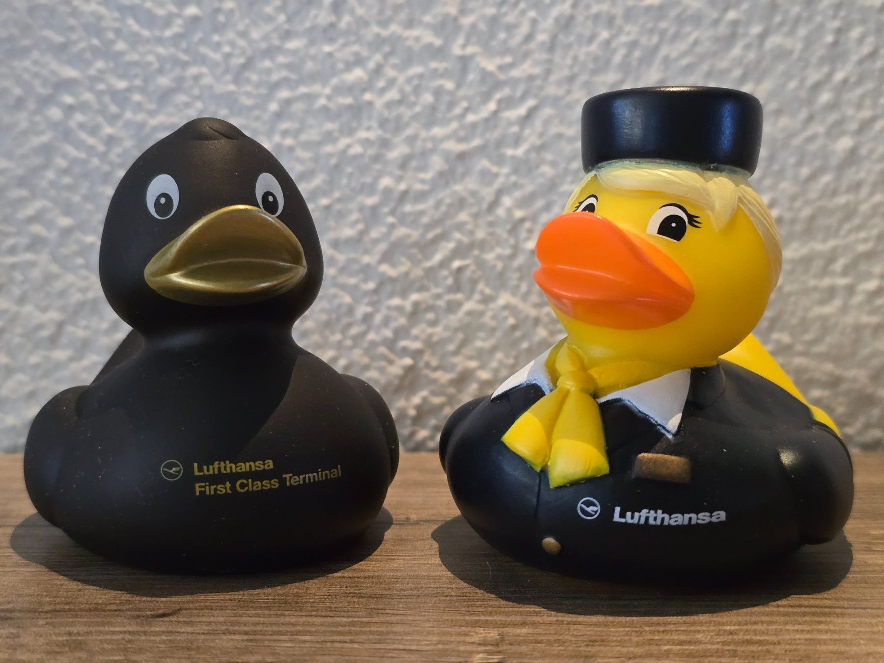 Lufthansa Giocattoli: Lufthansa Flight Crew Badeente Gummiente Ente First Class – Nuovo (secondo la descrizione) da Küsnacht ZH venduto da Hitch1 2
