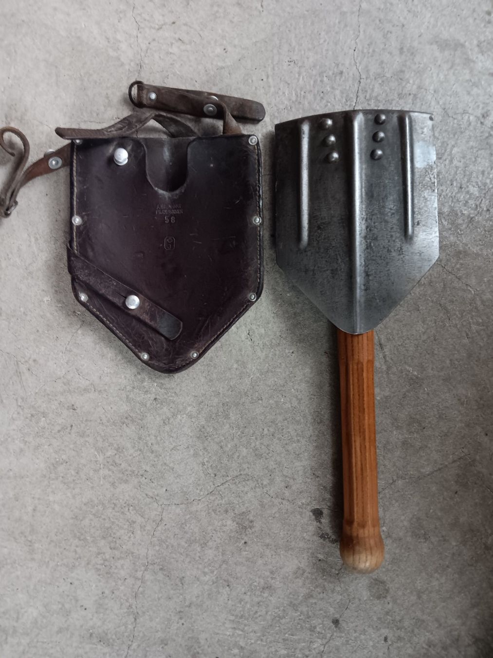 Schweizer Armee Tutti gli attrezzi: Schweizer Armeespaten mit Ledertasche gebraucht – Usato da Turbenthal venduto da Gmc6 4