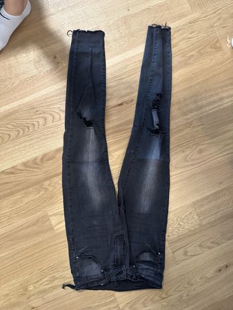 Schwarze Skinny Jeans mit Rissen, Grösse 27