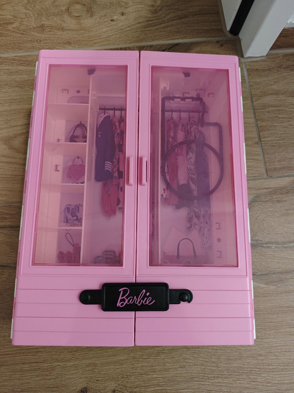 Hasbro Jouets: BARBIE Kleiderschrank – D'occasion à Gibswil par jibbi01