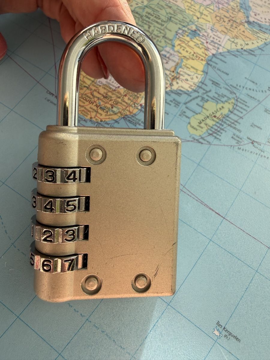 Attrezzatura da arrampicata: NEUWERTIG***HOLMES PLACE KARABINER mit CODE***SUPER als 🎁 – Nuovo (secondo la descrizione) da Zürich venduto da Ceca52 2