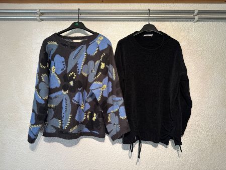 PATTERNED AND BLACK SWEATER SET