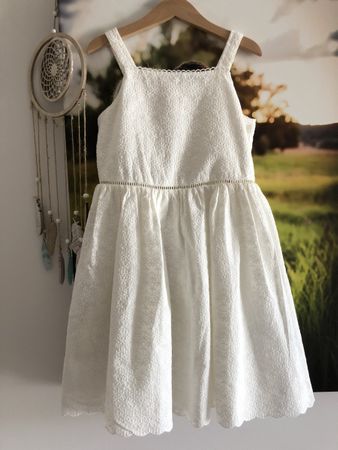 Sommerliches Kleid mit Lochstickerei, Gr. 128 *NEUWERTIG
