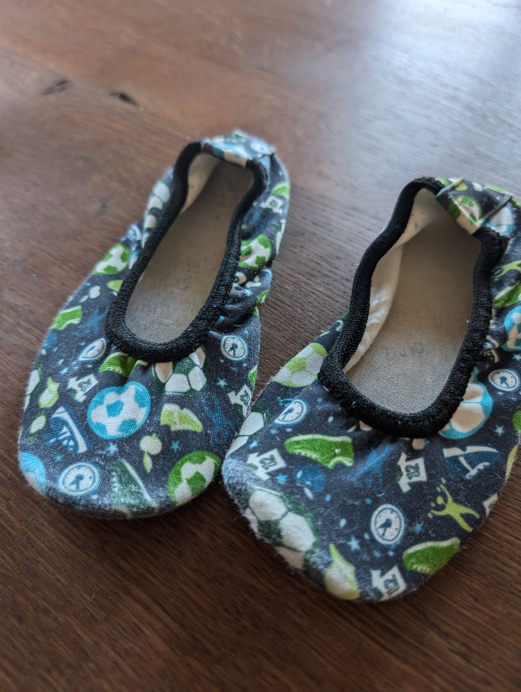 Scarpe per ragazzi: Fussball Hausschuhe/Turnschläppchen Gr. 27 – Usato da Bern venduto da Zorro333