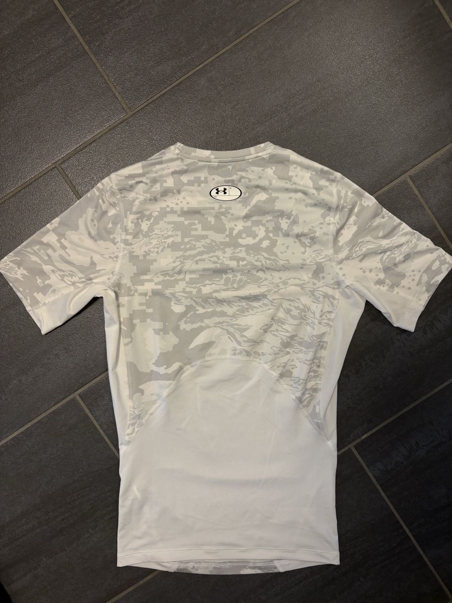 Under Armour T-shirts: Under Armour Camo Compression Shirt M – D'occasion à Rümlang par svent 4