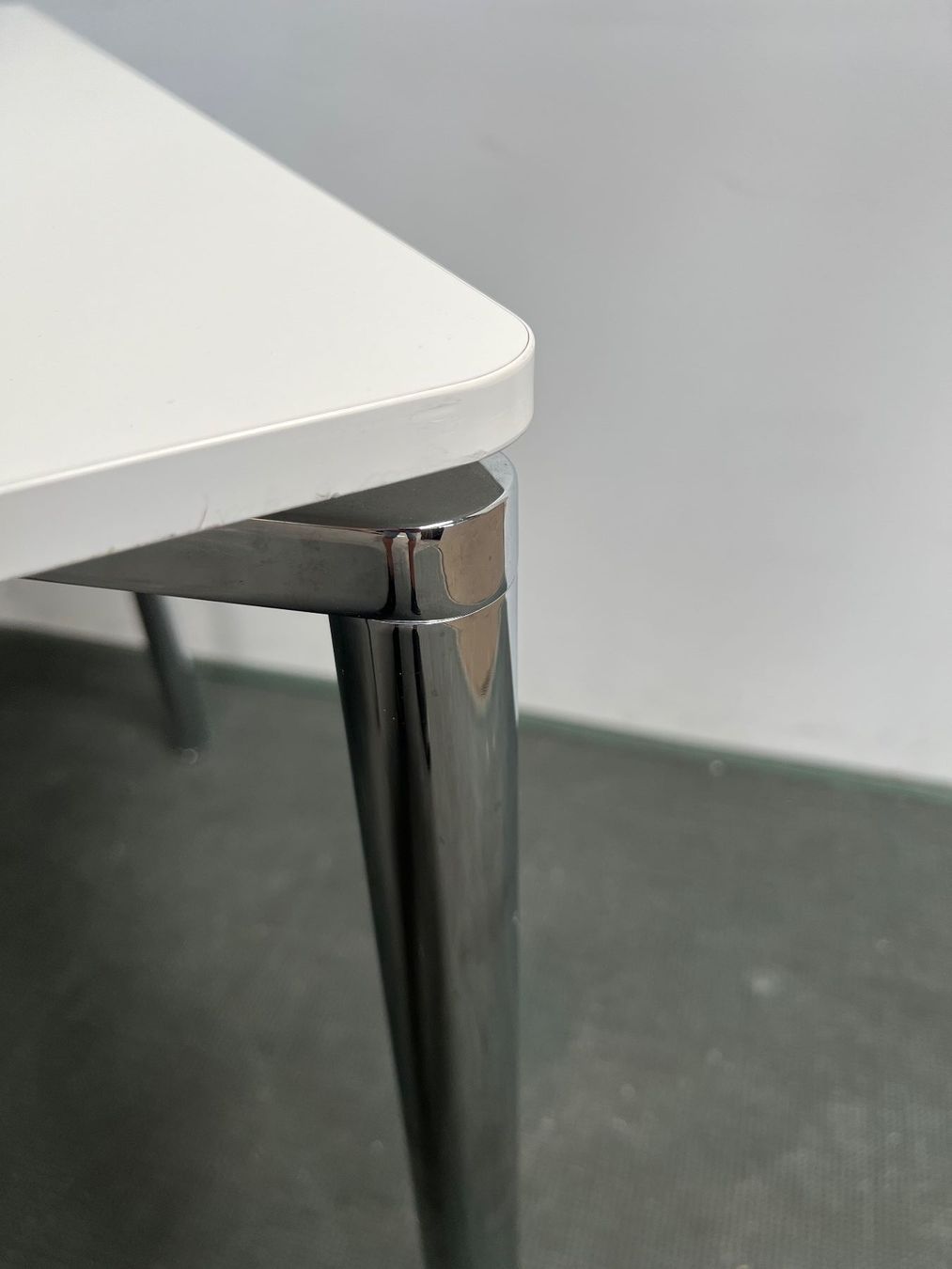 Fritz Hansen Tische: FRITZ HANSEN Plano Bistrotisch quadratisch – Gebraucht aus Wangen an der Aare von TBYN 3