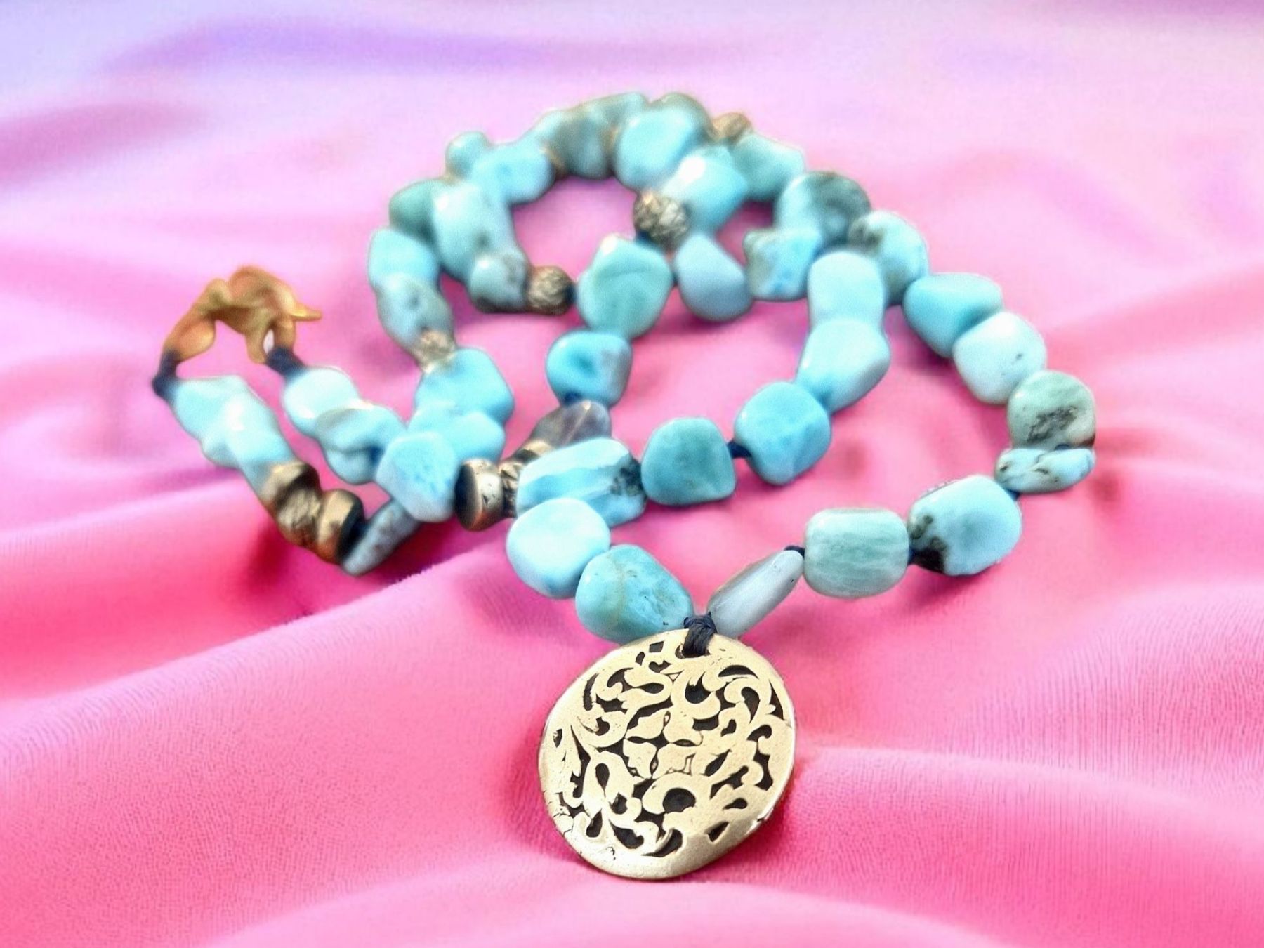 Catenine: Kette Larimar, geknöpft, mit handgemachten Bronze-Elementen – Nuovo e nell'imballaggio originale da Aarau venduto da Schmuckhoehle_MD 2