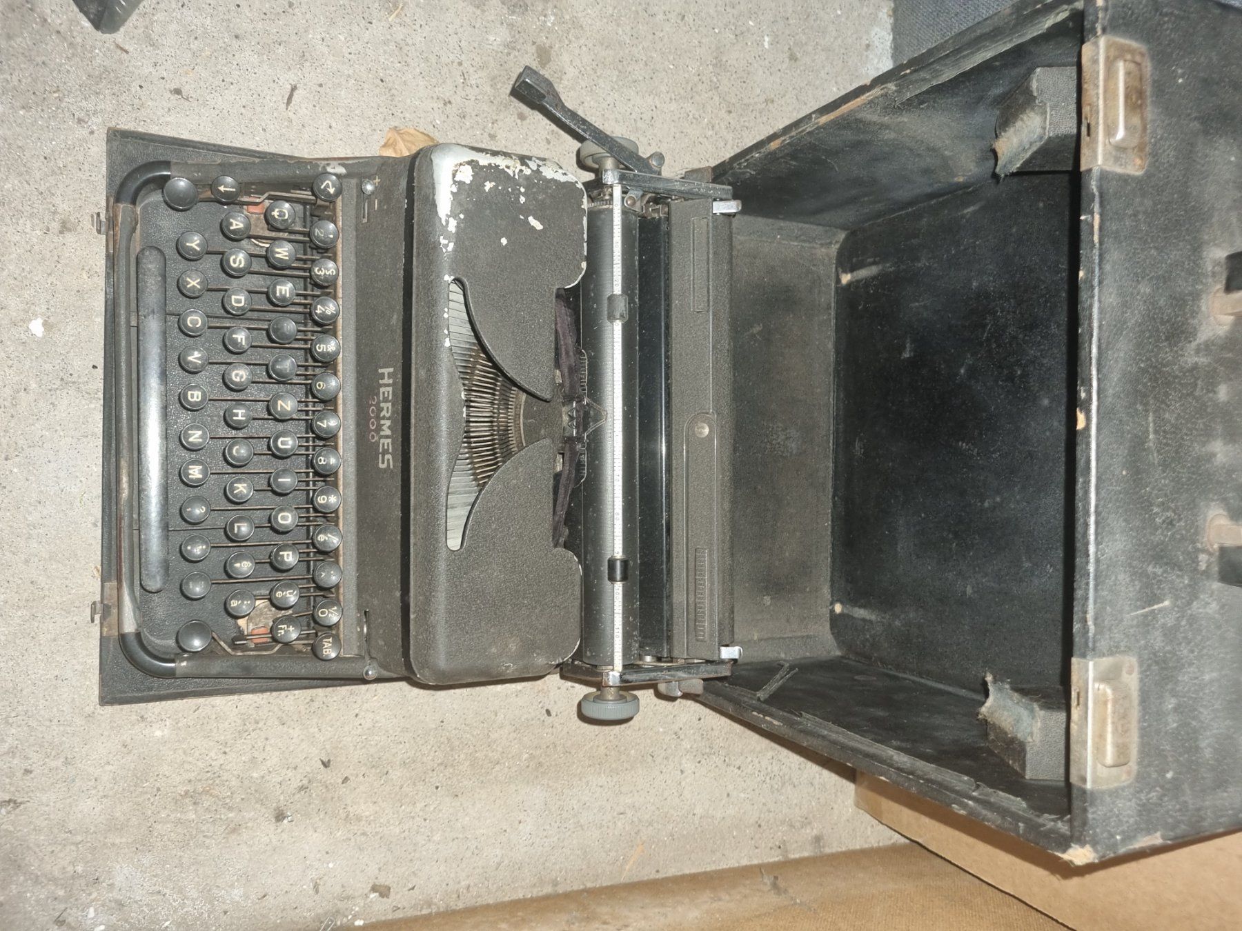 Macchine da scrivere: Machine à écrire HERMES 1000 machine ancienne avec coffre – Usato da Genève venduto da kev_d8vl