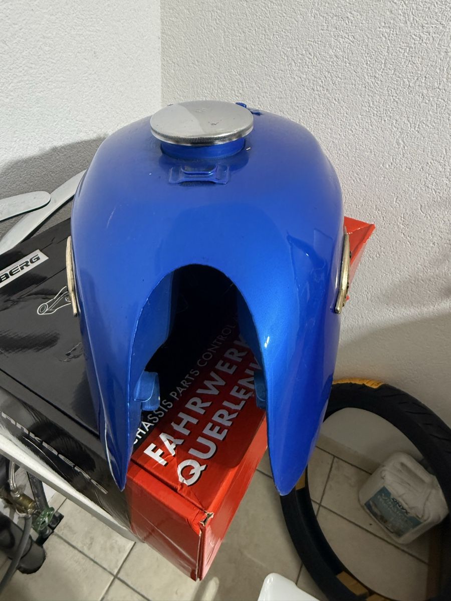 Suzuki Tutti i ricambio per moto: Suzuki T500 réservoir – Usato da Vucherens venduto da Chexbres69 4